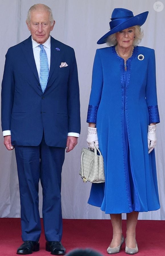 Le roi Charles III d'Angleterre et la reine Camilla Parker Bowles, reine consort d'Angleterre, passent en revue la garde d'honneur lors de la cérémonie d'accueil au château de Windsor, dans le Berkshire, le premier jour de la deuxième visite d'État du président Donald Trump au Royaume-Uni. Date de la photo : mercredi 17 septembre 2025. PA Photo/ Bestimage