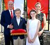 À seulement 11 ans, les jumeaux princiers de Monaco, Gabriella et Jacques, commencent déjà à endosser les responsabilités qui incombent à leur rang. 

Le prince Albert II de Monaco, la princesse Charlène de Monaco, le prince Jacques de Monaco, marquis des Baux et la princesse Gabriella de Monaco lors de leur visite officielle aux Baux-de-Provence, France. © Bruno Bebert/Bestimage