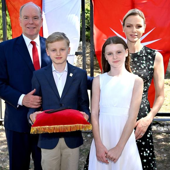 À seulement 11 ans, les jumeaux princiers de Monaco, Gabriella et Jacques, commencent déjà à endosser les responsabilités qui incombent à leur rang. 

Le prince Albert II de Monaco, la princesse Charlène de Monaco, le prince Jacques de Monaco, marquis des Baux et la princesse Gabriella de Monaco lors de leur visite officielle aux Baux-de-Provence, France. © Bruno Bebert/Bestimage