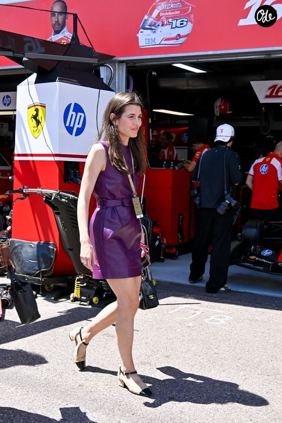 Une robe cintrée à la taille avec une ceinture assortie

Charlotte Casiraghi dans les paddocks du Formula 1 Louis Vuitton Grand Prix de Monaco 2026, à Monte Carlo, Monaco, le 6 juin 2026. © Bruno Bebert/Bestimage