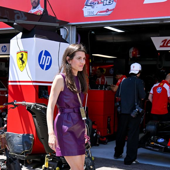 Une robe cintrée à la taille avec une ceinture assortie

Charlotte Casiraghi dans les paddocks du Formula 1 Louis Vuitton Grand Prix de Monaco 2026, à Monte Carlo, Monaco, le 6 juin 2026. © Bruno Bebert/Bestimage