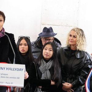 Laeticia Hallyday, ses filles Joy et Jade, Jean-Claude Camus, Delphine Burkli, maire du 9ème arrondissement lors de l'inauguration d'une plaque commémorative en hommage à Johnny Hallyday devant l'immeuble où le chanteur français a grandi dans le 9ème arrondissement de Paris, France, le 22 décembre 2023. Décédé en 2017, Johnny Hallyday fut pendant un demi-siècle l’incarnation du rock à la française. D’origine belge et né sous le nom de Jean-Philippe Smet, il naquit et passa une très grande partie de sa vie à Paris. Fière de cet héritage musical qu’il lui laissa, la Ville de Paris avait entrepris un premier hommage à l’artiste en donnant le nom de Johnny Hallyday à l’esplanade situé devant la salle de spectacle qu’il avait tant fait vibrer par le passé. Dans la continuité de ce premier hommage, la ville de Paris a souhaité à nouveau honorer la mémoire de ce natif de la capitale et une plaque commémorative est dévoilée devant l’immeuble dans lequel il grandit au 13 rue de la Tour des Dames dans le 9ème arrondissement. © Dominique Jacovides/Bestimage