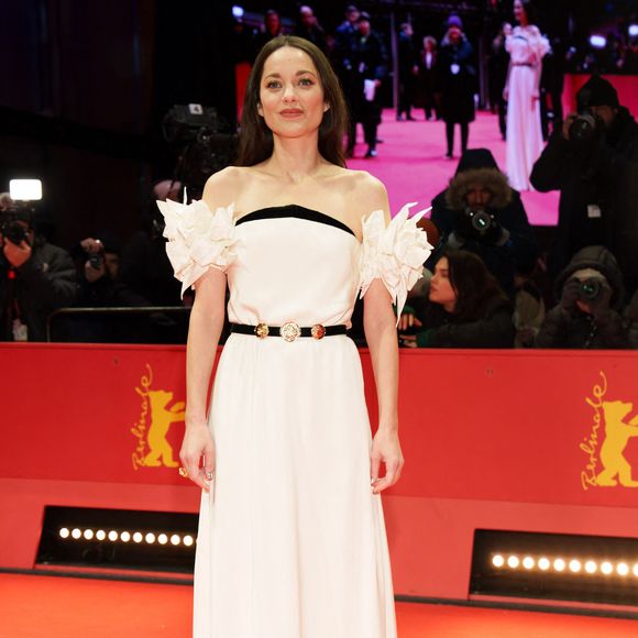 Le soir même, Marion Cotillard a changé de look pour se rendre à l'avant-première du film.

Marion Cotillard à la première du film "The Ice Tower" lors de la 75ème édition du festival international du film de Berlin, le 16 février 2025.

Photo : API / Bestimage