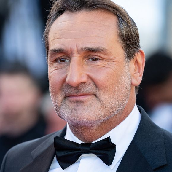A 54 ans, Gilles Lellouche a fait un joli cadeau à sa famille en rachetant la maison d'enfance de Fontainebleau dans laquelle il a de précieux souvenirs...

Gilles Lellouche sur le tapis rouge lors de la projection et de la cérémonie d'ouverture du film "La Vénus Électrique" au Palais des Festivals de Cannes, en France, dans le cadre du 79e Festival de Cannes. Photo de Nicolas Genin/Abaca