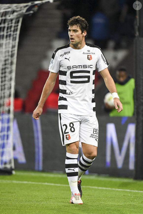 "Jean-Louis, je prends la parole aujourd’hui via les réseaux sociaux de ma femme pour te remercier profondément de tout ce que tu m’as apporté durant nos deux années communes à Bordeaux."

Yoann Gourcuff - Karine Ferri encourage son compagnon Yoann Gourcuff lors du match Psg-Rennes au Parc des Princes à Paris le 6 novembre 2016.  (victoire 4-0 du Psg) © Pierre Perusseau/Bestimage