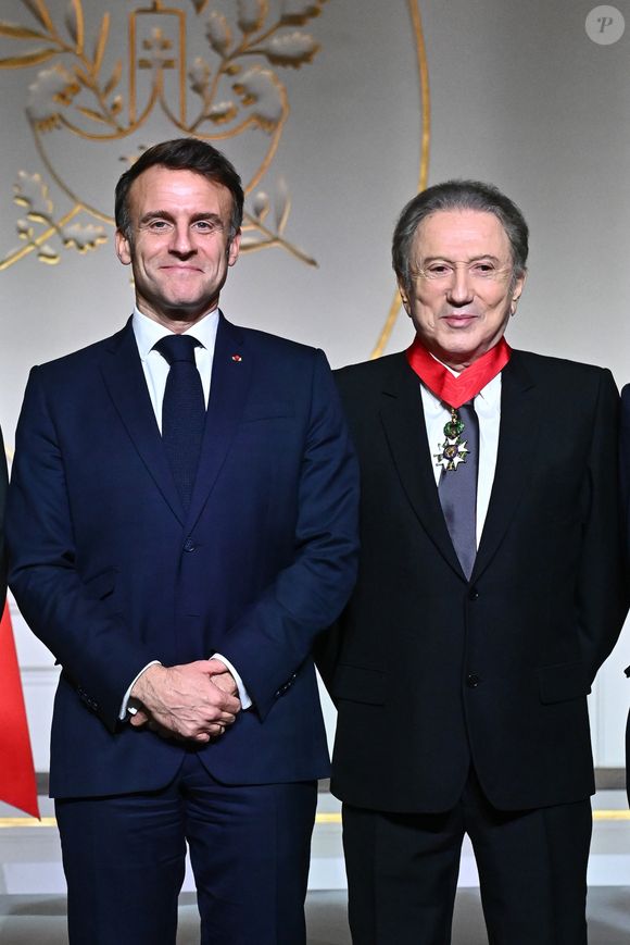 Exclusif - Prix Spécial - No web -   Le président de la république Emmanuel Macron et Michel Drucker . M.Drucker reçoit la médaille de Commandeur de la Légion d’honneur par le président de la République Française Emmanuel Macron au palais de l'Elysée à Paris, le 13 février 2025. © Guillaume Gaffiot / Bestimage