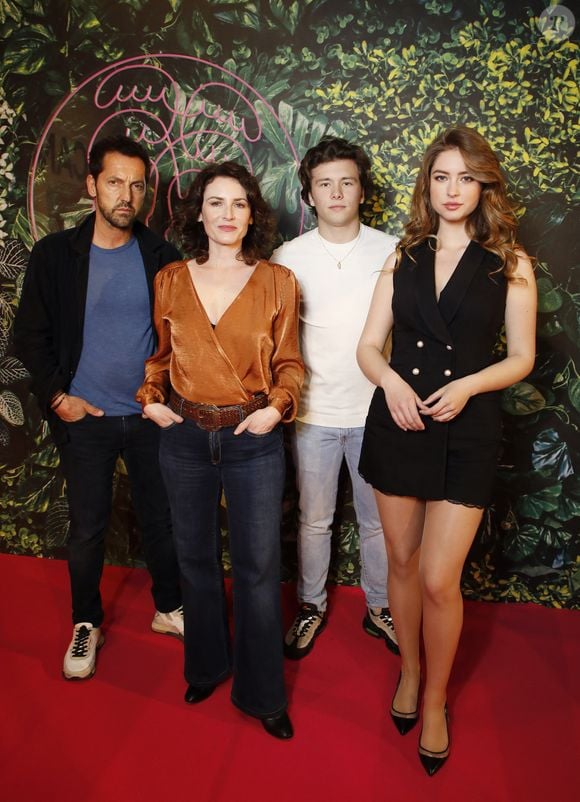 Exclusif - Lucien Belves, Frédéric Diefenthal, Elsa Lunghini et Pola Petrenko lors d'une séance photo pour la série "Ici tout commence" lors de la 5ème saison du festival International des Séries "Canneseries" à Cannes, France, le 2 avril 2022. © Denis Guignebourg/Bestimage