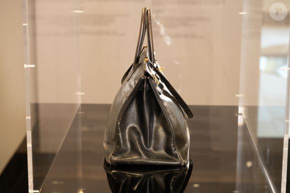Le tout premier sac Hermès Birkin, conçu pour Jane Birkin en 1985, exposé à Sotheby's Paris, le 7 juillet 2025, en prélude à la vente aux enchères "Fashion Icons" prévue le 10 juillet 2025 à 16h. © Jonathan Jacob/Bestimage