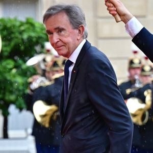 Il souligne également que toute la famille a accepté de recevoir et de répondre aux journalistes pendant les six mois de préparation de l'enquête : "Ma famille a fait de même : mes cinq enfants, mon épouse, avec dévouement et attention, moi-même. Tous présents, tous disponibles, tous unis."

Bernard Arnault, Pdg de LVMH - Arrivées des personnalités au dîner d’État en l’honneur du président brésilien et de sa femme au palais présidentiel de l’Élysée à Paris le 5 juin 2025.

© Christian Liewig / Bestimage