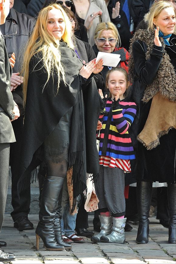 La veuve d'Alain Bashung, Chloé Mons, et sa fille Poppee quittent la cérémonie d'enterrement du chanteur français Alain Bashung qui s'est tenue à l'Eglise Saint-Germain-des-Prés à Paris, France, le 20 mars 2009. Photo de Gorassini-Gouhier-Mousse-Nebinger/ABACAPRESS.COM