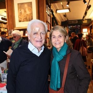 Exclusif - Philippe Labro, blessé après une lourde chute à Europe 1, et sa femme Françoise Labro - Philippe Labro dédicace son livre « Deux gimlets sur la 5ᵉ Avenue » à la Librairie Galignani à Paris, France, le 5 Octobre 2024. 

© Bertrand Rindoff / Bestimage
