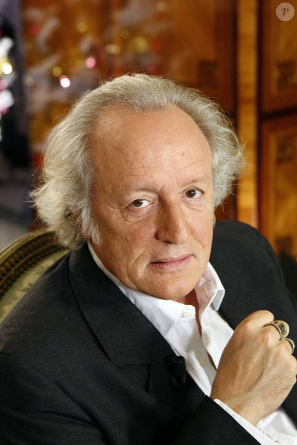 Didier Barbelivien pose à Paris, France, en décembre 2011. Photo by Vim/ABACAPRESS.COM