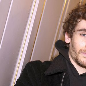 "Ça m’a toujours fasciné de regarder ma fiancée tatouer. Il y a quatre mois, je lui ai demandé de me laisser essayer et je ne m’attendais pas à autant kiffer", explique-t-il,
Luigi Kröner fils de la chanteuse et comédienne Elsa Lunghini à la 150 ème du spectacle "Tombé du ciel" de Jeanfi Janssens à la Comédie des Champs Elysées à Paris le 13 février 2025. Spectacle suivi d'une réception Restaurant Manko.
© Cédric Perrin / Bestimage