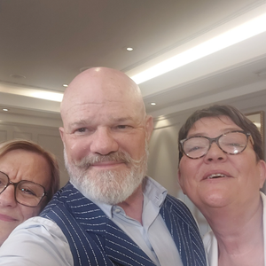 Sur place, il découvre que l'on sert de la viande crue et des produits périmés.

Philippe Etchebest entouré de Martine et Laurence, restauratrices vues dans "Cauchemar en cuisine", sur M6.