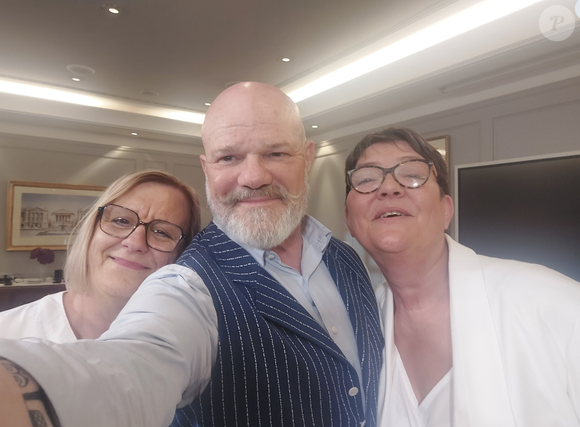 Sur place, il découvre que l'on sert de la viande crue et des produits périmés.

Philippe Etchebest entouré de Martine et Laurence, restauratrices vues dans "Cauchemar en cuisine", sur M6.