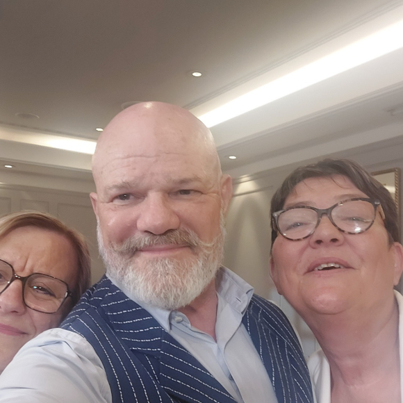 Sur place, il découvre que l'on sert de la viande crue et des produits périmés.

Philippe Etchebest entouré de Martine et Laurence, restauratrices vues dans "Cauchemar en cuisine", sur M6.