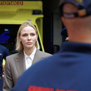 Le prince et la princesse ont visionné sur grand écran les images de la rue où s'est produite l'explosion, le visage grave.

LL.AA.SS. le Prince Albert II et la Princesse Charlène aux côtés des forces engagées - Instagram du Palais de Monaco