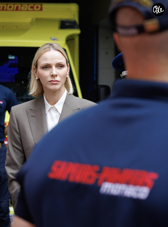 Le prince et la princesse ont visionné sur grand écran les images de la rue où s'est produite l'explosion, le visage grave.

LL.AA.SS. le Prince Albert II et la Princesse Charlène aux côtés des forces engagées - Instagram du Palais de Monaco