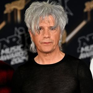 Depuis la sortie de "L'Aventurier" , Nicola Sirkis incarne l'éternel rockeur, sur lequel le temps et les modes n'ont pas d'emprise...

Nicola Sirkis et les membres de son groupe Indochine au photocall des NRJ Music Awards à Cannes. © Bebert-Guignebourg/Bestimage