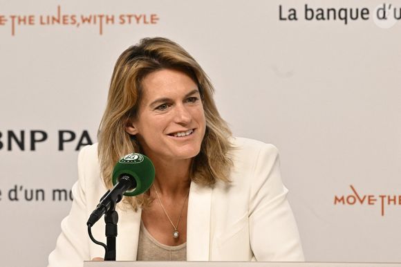 Elle n'est cependant pas épargnée par certaines polémiques

Amélie Mauresmo en conférence de presse lors des Internationaux de France de tennis de Roland Garros le 9 juin 2024.