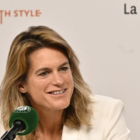 Elle n'est cependant pas épargnée par certaines polémiques

Amélie Mauresmo en conférence de presse lors des Internationaux de France de tennis de Roland Garros le 9 juin 2024.