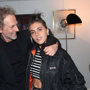 Dans l'équipe de Zazie, elle ira jusqu'en huitièmes de finale. Sept ans plus tard, Liv a affiné son style musical.

Stéphane Freiss et sa fille aînée Liv Del Estal - Première représentation de la pièce "Le Cercle des Poètes Disparus" au théâtre Antoine à Paris, France, le 24 Janvier 2024.

© Bertrand Rindoff / Bestimage No Web - Belgique et Suisse