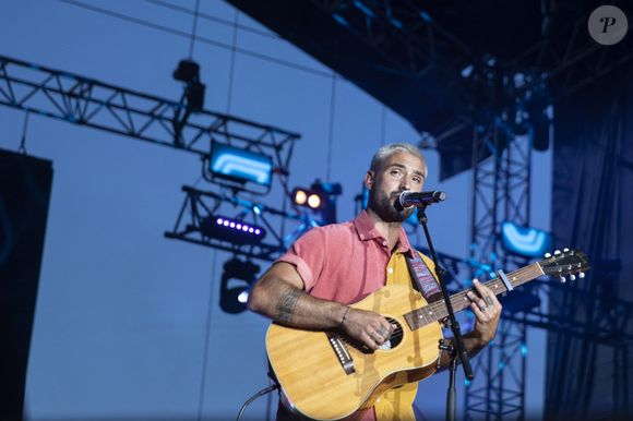 Il a toutefois été contraint, il y a quelques années, de quitter ses terres pour rejoindre Paris, où Florian Garcia - avec qui il fondera le groupe Fréro Delavega qui lui permettra de se révéler au grand public, par l'intermédiaire de The Voice - avait été muté.

Jérémy Frerot lors du concert NRJ Music Tour à Toulouse. Le 14 juillet 2022 © Frédéric Maligne / Bestimage
