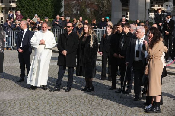 Michel Ferracci et Milla Savarese, la fille d'Emilie Dequenne quittant les funérailles de l'actrice belge Emilie Dequenne au crématorium du cimetière du Père Lachaise à Paris, France, le 26 mars 2025. Emilie Dequenne, qui avait remporté le prix de la meilleure actrice au Festival de Cannes en 1999 pour son premier rôle dans le film Rosetta des Dardenne, est décédée à l'âge de 43 ans des suites d'un cancer rare des glandes surrénales. Photo by Jerome Domine/ABACAPRESS.COM