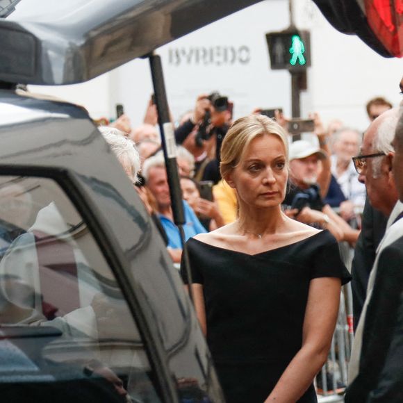 Audrey Crespo-Mara et son fils Sekou - Sorties des obsèques de Thierry Ardisson en l’église Saint-Roch de Paris, France, le 17 juillet 2025. © Clovis-Jacovides/Bestimage