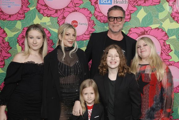 Tori Spelling, Dean McDermott au photocall du gala caritatif "Stands for Kids" au profit du "Luskin Orthopaedic Institute for Children" à Los Angeles.

Photo : Agence / Bestimage
