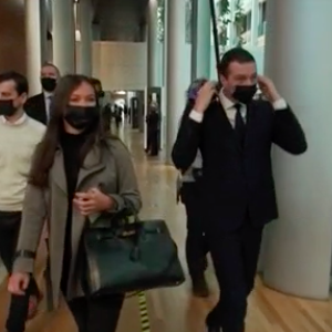 Elle lui a permis par exemple de récupérer un costume qu'il avait oublié dans l'hémicycle du parlement européen. 

Capture d'écran du reportage de Ligne rouge sur Jordan Bardella, président par intérim du RN. Il est en couple avec Nolwenn Olivier, nièce de Marine Le Pen.