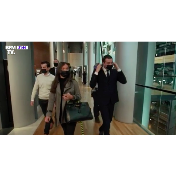 Elle lui a permis par exemple de récupérer un costume qu'il avait oublié dans l'hémicycle du parlement européen. 

Capture d'écran du reportage de Ligne rouge sur Jordan Bardella, président par intérim du RN. Il est en couple avec Nolwenn Olivier, nièce de Marine Le Pen.