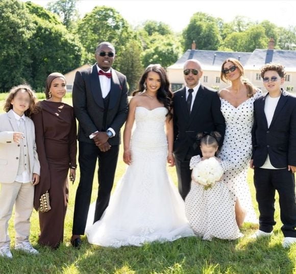 Mais c'est la photo sur laquelle elle prend la pose à côté de son mari Hicham, et entourée de toute sa tribu, qui a interpellé.

Vitaa et son mari Hicham avec leurs enfants, Liham, Adam et Noa au mariage de Ryan et Sarah (la belle-fille de la chanteuse) le vendredi 23 mai 2025 © Instagram