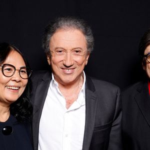 Michel Drucker a ensuite raconté les circonstances de leur rencontre : "On avait un appartement avec une chambre en plus, pas loin de là où je travaillais. On a fait une demande pour accueillir une Cambodgienne, et c’est Yleng qui est venue. Elle a passé dix ans chez nous."

Exclusif -Michel Drucker et Yleng Kem (sa fille adoptive), Claude Boucher - Backstage de l'enregistrement de l'émission "La Chanson secrète 8" à la Seine musicale à Paris, diffusée le 4 septembre sur TF1
© Gaffiot-Moreau / Bestimage