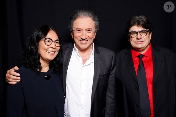 Michel Drucker a ensuite raconté les circonstances de leur rencontre : "On avait un appartement avec une chambre en plus, pas loin de là où je travaillais. On a fait une demande pour accueillir une Cambodgienne, et c’est Yleng qui est venue. Elle a passé dix ans chez nous."

Exclusif -Michel Drucker et Yleng Kem (sa fille adoptive), Claude Boucher - Backstage de l'enregistrement de l'émission "La Chanson secrète 8" à la Seine musicale à Paris, diffusée le 4 septembre sur TF1
© Gaffiot-Moreau / Bestimage