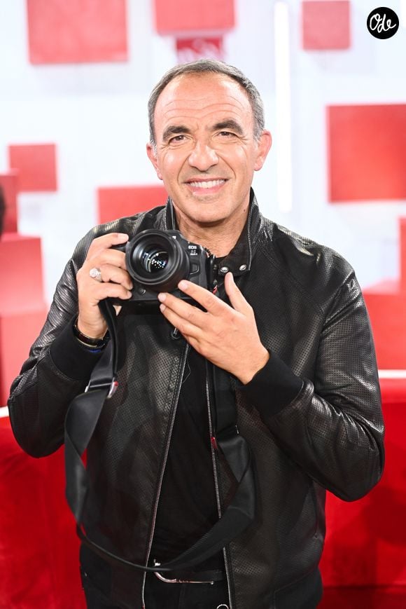 Nikos Aliagas lors de l'enregistrement de l'émission Vivement dimanche au studio Rive gauche, présentée par M.Drucker, diffusée sur France 3 le 21 juin 2026, à Paris, France, le 20 mai 2026. © Guillaume Gaffiot/Bestimage 00757760