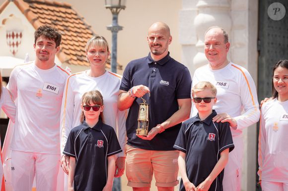 La princesse Charlène de Monaco, le prince Albert II de Monaco, le prince Jacques de Monaco, marquis des Baux), la princesse Gabriella de Monaco, comtesse de Carladès, Thierry Rey, Alexandra Coletti, Charles Leclerc, Xiaoxin Yang, Rudy Rinaldi lors du relais de la Flamme Olympique des Jeux olympiques d'été de Paris 2024 à Monaco, le 18 juin 2024. Paris se prépare à accueillir les XXXIIIèmes Jeux Olympiques d'été, du 26 juillet au 11 août 2024. Olivier Huitel/Pool Monaco/Bestimage