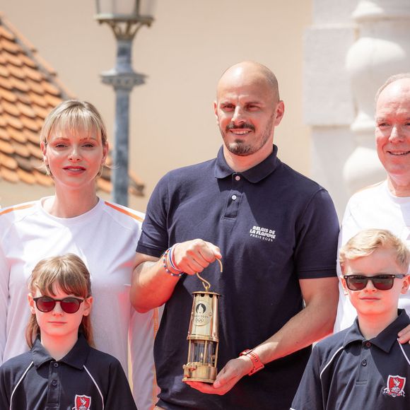 La princesse Charlène de Monaco, le prince Albert II de Monaco, le prince Jacques de Monaco, marquis des Baux), la princesse Gabriella de Monaco, comtesse de Carladès, Thierry Rey, Alexandra Coletti, Charles Leclerc, Xiaoxin Yang, Rudy Rinaldi lors du relais de la Flamme Olympique des Jeux olympiques d'été de Paris 2024 à Monaco, le 18 juin 2024. Paris se prépare à accueillir les XXXIIIèmes Jeux Olympiques d'été, du 26 juillet au 11 août 2024. Olivier Huitel/Pool Monaco/Bestimage
