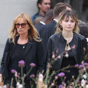 Axelle Laffont et sa fille Mitty Hazanavicius - Obsèques de P.Laffont dans la salle de la Coupole du cimetière du Père-Lachaise à Paris, le 23 août 2024 © Dominique Jacovides / Bestimage