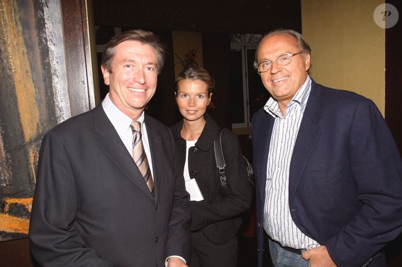 Le journaliste de télévision français Jacques Legros (G), sa fille et le producteur de télévision Gérard Louvin assistent à la soirée de présentation du livre de la chasseuse de têtes et auteure Catherine Euvrard, 'En avoir ou non', au club 'L'Etoile' à Paris-France le 27 septembre 2004. Photo par Benoit Pinguet/ABACA.