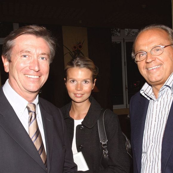 Le journaliste de télévision français Jacques Legros (G), sa fille et le producteur de télévision Gérard Louvin assistent à la soirée de présentation du livre de la chasseuse de têtes et auteure Catherine Euvrard, 'En avoir ou non', au club 'L'Etoile' à Paris-France le 27 septembre 2004. Photo par Benoit Pinguet/ABACA.