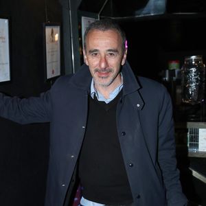 "C’est un bonheur, vraiment, ce petit bonhomme. Il est craquant, je passe mon temps à l’embrasser…", a-t-il avoué.

Elie Semoun - Générale de la Pièce "On va tous être d'accord... ou pas " au théâtre Lepic à Paris le 6 Mai 2025. © Bertrand Rindoff/Bestimage