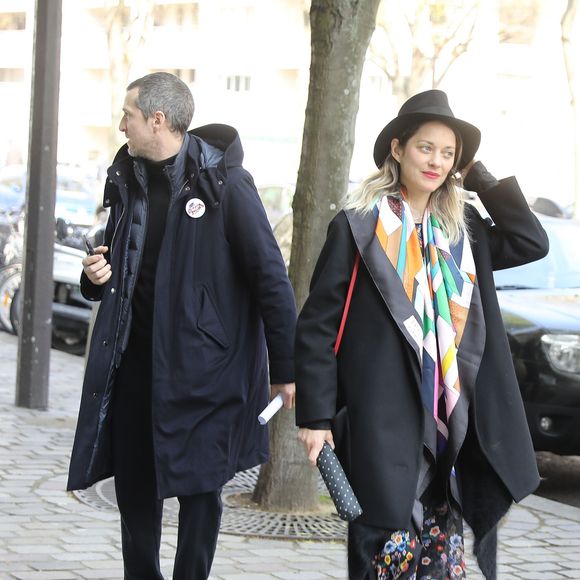 Marion Cotillard et son compagnon Guillaume Canet à la sortie de l'hommage à Agnès Varda dans la Cinémathèque française avant ses obsèques au cimetière du Montparnasse à Paris, France, le 2 avril 2019.