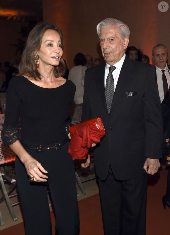 L'écrivain Mario Vargas Llosa et Isabel Preysler - Soirée du 25ème anniversaire du Musée national Thyssen-Bornemisza à Madrid le 30 octobre 2017.
©GTRES / BESTIMAGE