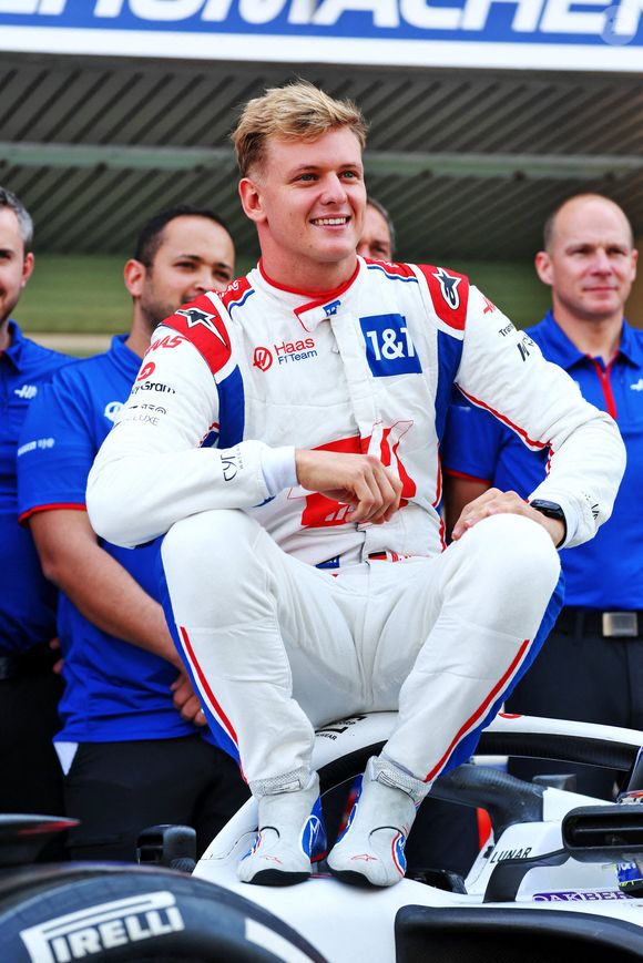 Egalement dans les pas de champion de son père, Mick Schumacher, le petit frère de Gina Maria, s'épanouit quant à lui sur les circuits automobiles du monde entier.

Mick Schumacher lors d'une photo d'équipe au Grand Prix d'Abu Dhabi, dimanche 20 novembre 2022. Crédit Pa Photos/Abaca
