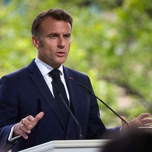 En lieu et place, les téléspectateurs découvriront une émission spéciale "Emmanuel Macron - Les défis de la France".

Déplacement d'Emmanuel Macron, Friedrich Merz, Keir Starmer, Donald Tusk et Voloydmyr Zelensky pour participer à la conférence de la Coalition des Volontaires à Kiev, le 10 mai 2025. Ukraine Presidency via Bestimage