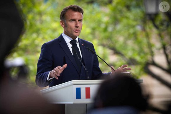 En lieu et place, les téléspectateurs découvriront une émission spéciale "Emmanuel Macron - Les défis de la France".

Déplacement d'Emmanuel Macron, Friedrich Merz, Keir Starmer, Donald Tusk et Voloydmyr Zelensky pour participer à la conférence de la Coalition des Volontaires à Kiev, le 10 mai 2025. Ukraine Presidency via Bestimage