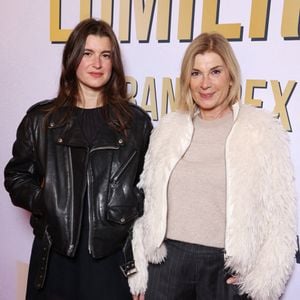 Oriane Deschamps et sa mère Michele Laroque assistent au spectacle " Lumière ! "au Grand Rex à Paris, France, le 12 décembre 2025. Photo par Jerome Domine/ABACAPRESS.COM