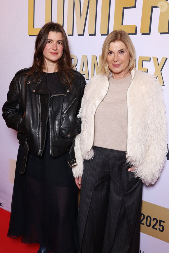 Oriane Deschamps et sa mère Michele Laroque assistent au spectacle " Lumière ! "au Grand Rex à Paris, France, le 12 décembre 2025. Photo par Jerome Domine/ABACAPRESS.COM