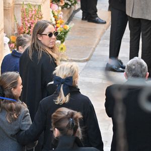 En l'église Notre-Dame de l'Assomption

Anna, la petite-fille de Brigitte Bardot avec ses enfants arrivant à l'église Notre-Dame de l'Assomption, pour la cérémonie funéraire de l'actrice française Brigitte Bardot, à Saint-Tropez, dans le sud-est de la France, le 7 janvier 2026. Photo par Julien Reynaud/APS-Medias/ABACAPRESS.COM
